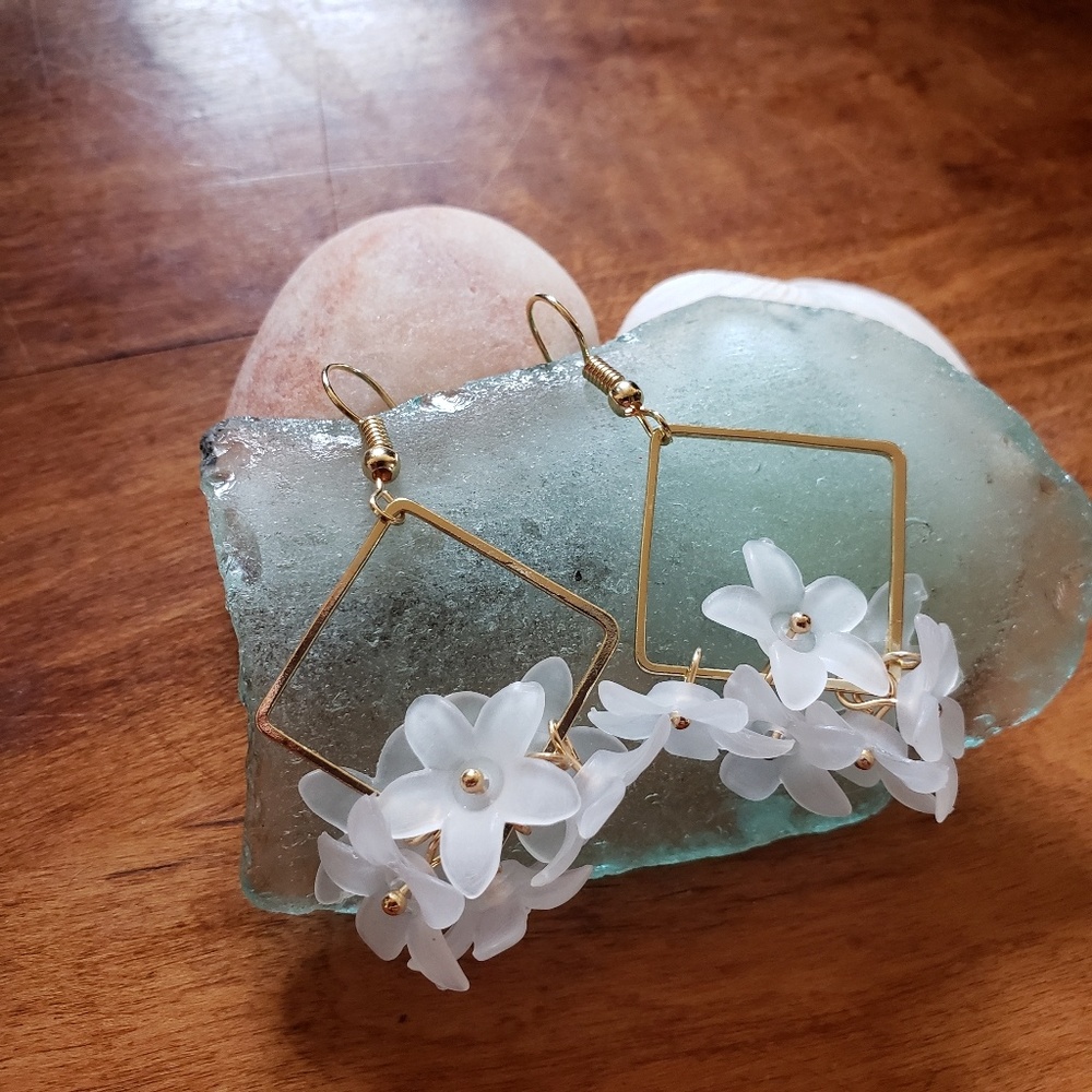 2 Left ♡ Korean White Flowers Geometric Earrings - Picture 2 of 3